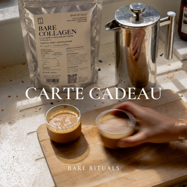 Carte cadeau Bare Rituals mise en scène avec Bare Collagen et des boissons chaudes.
