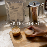 Carte cadeau Bare Rituals mise en scène avec Bare Collagen et des boissons chaudes.